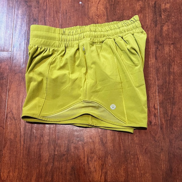 Lululemon Hotty Hot Shorts 3.5” - Picture 4 of 6